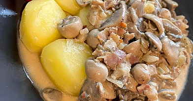Kepti pievos pievagrybiai su šonine ir grietinėle