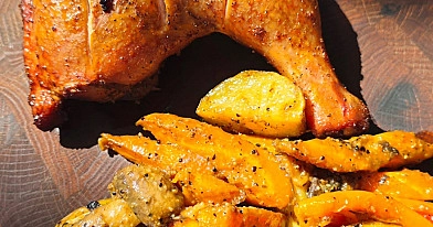 Kepti traškūs vištienos ketvirčiai su bulvėmis, kamado tipo grilyje