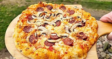 Naminė pica su chorizo dešra, pievagrybiais ir sūriu, kamado tipo grilyje