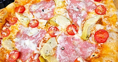 Naminė pica su mortadella dešra, artišokais ir sūriu, kepta kamado tipo grilyje