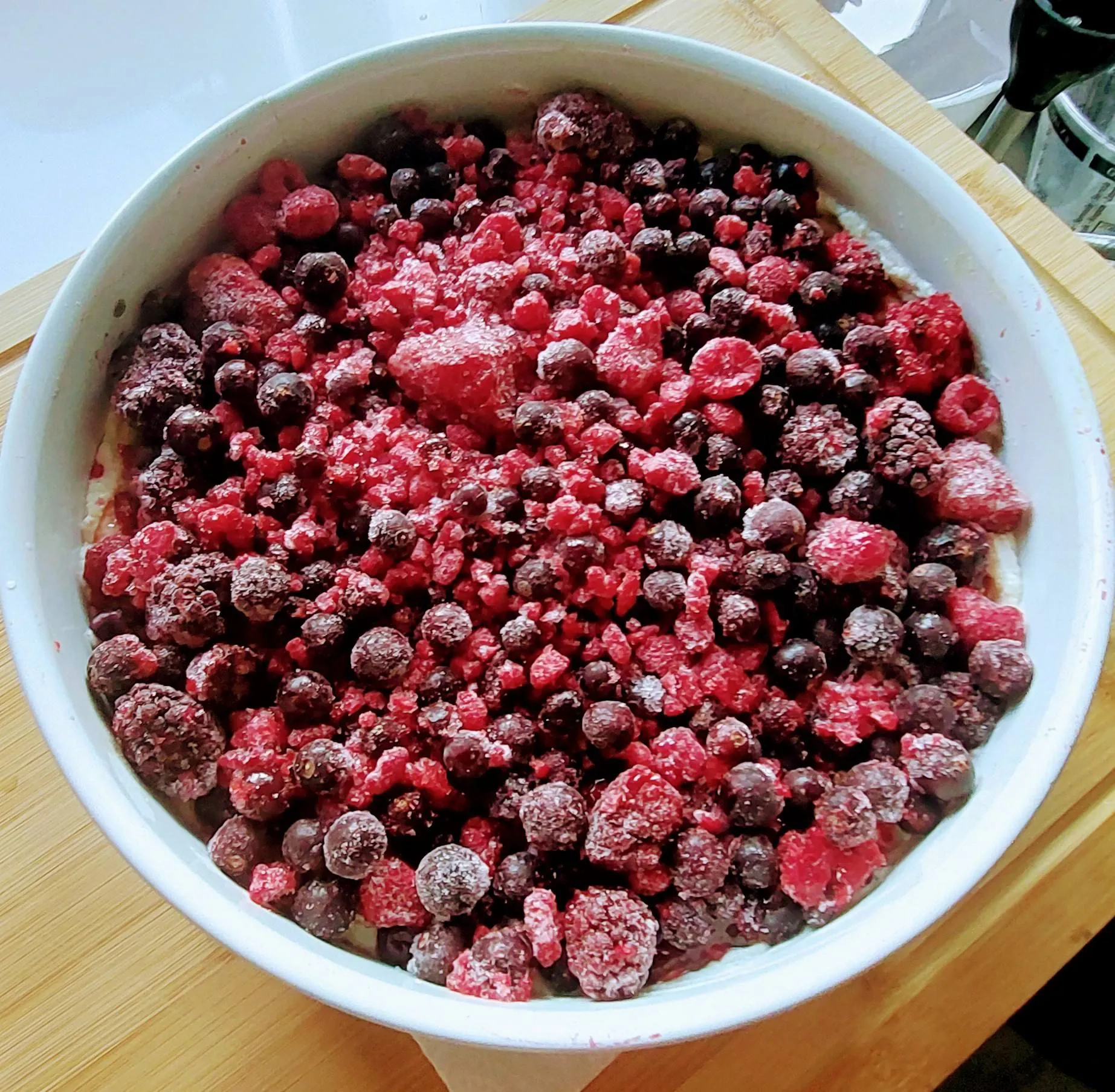 Trupininis pyragas su šaldytomis uogomis