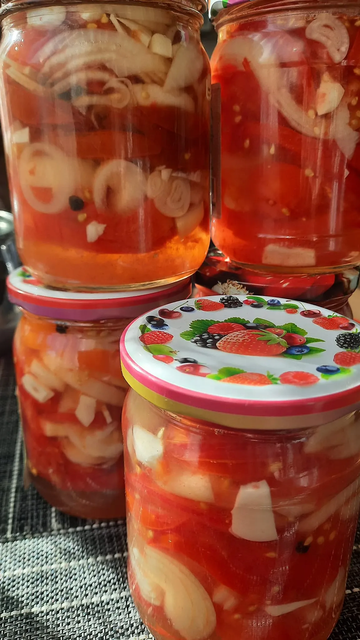 Pomidorų mišrainė su svogūnais, žėlė drebučiuose (žiemai)