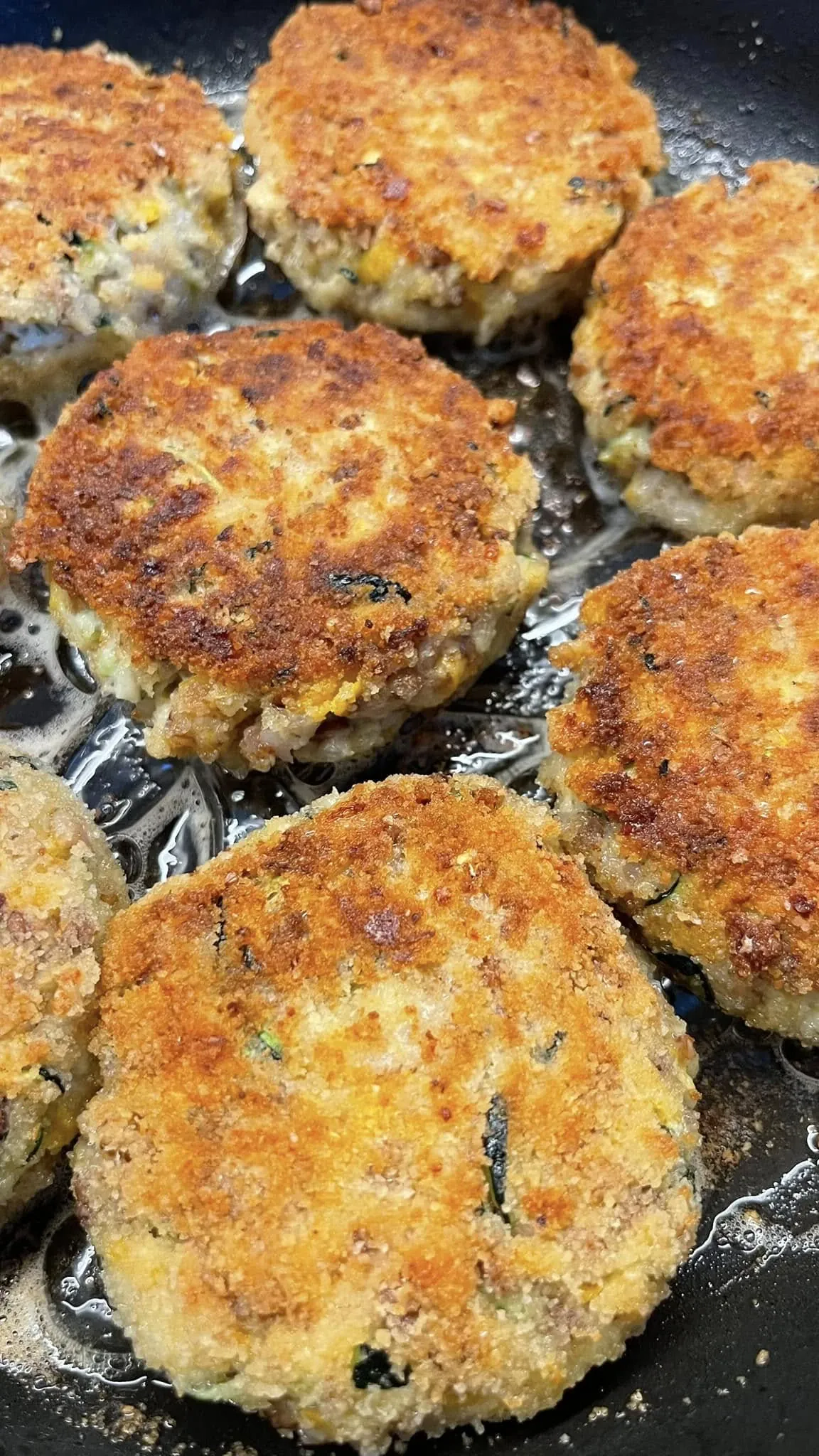 Virtų grikių ir tarkuotų cukinijų kotletai su morkomis bei sūriu