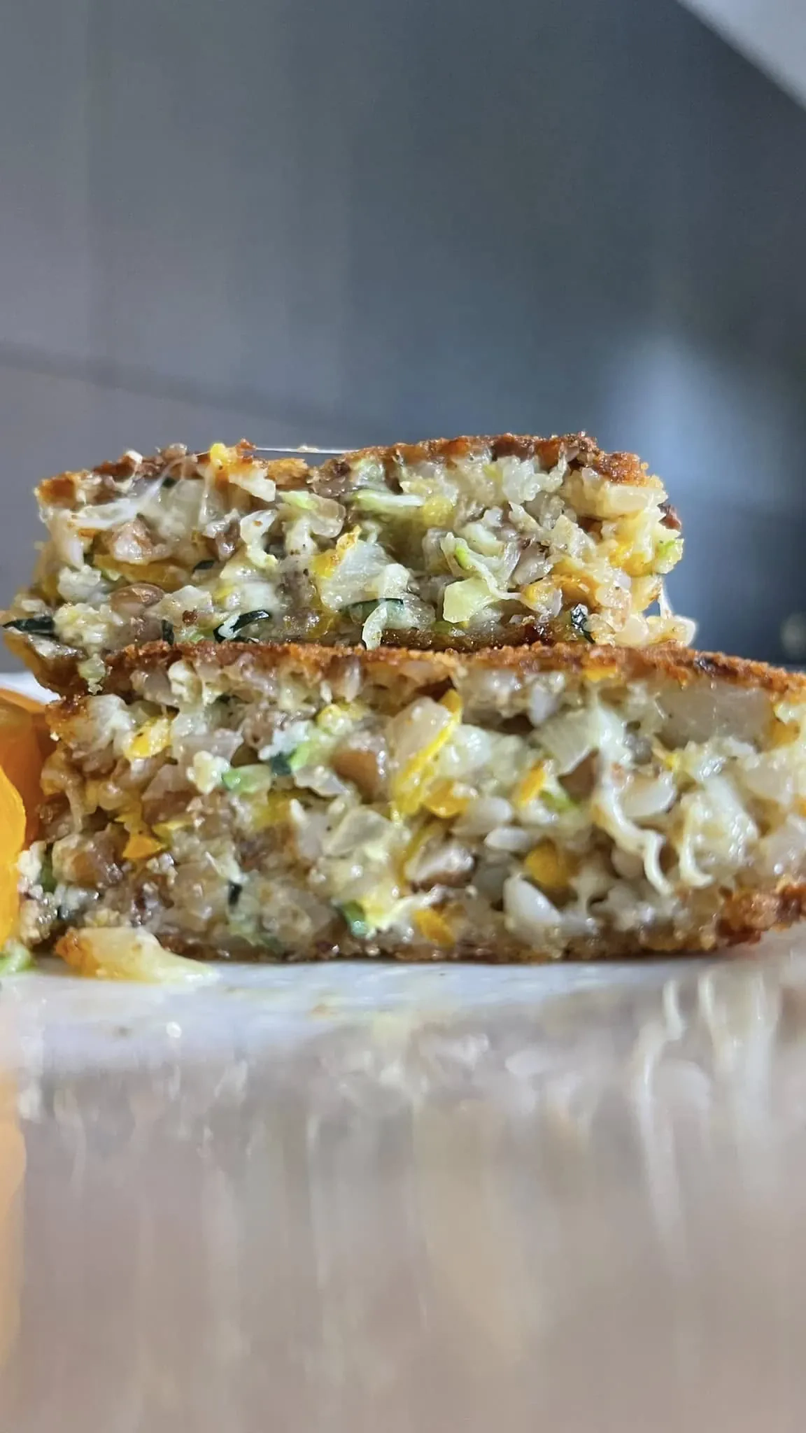 Virtų grikių ir tarkuotų cukinijų kotletai su morkomis bei sūriu