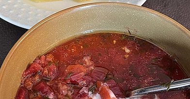 Burokėlių sriuba su bulvėmis, morkomis, pomidorais ir svogūnais