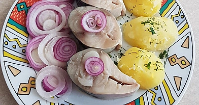 Labai skani marinuota skumbrė su svogūnais