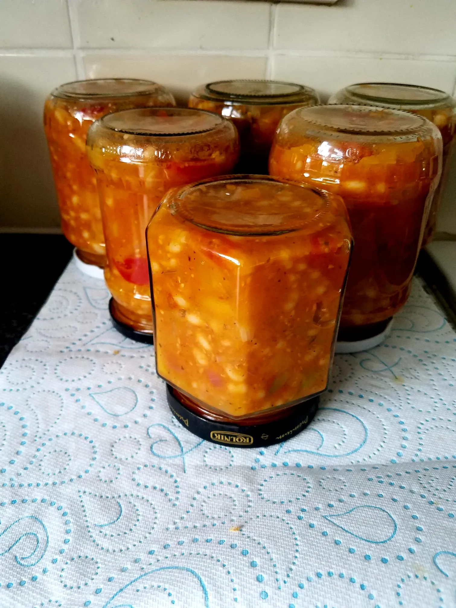 Saldžiarūgštė pomidorų mišrainė su paprika, cukinija ir pupelėmis žiemai