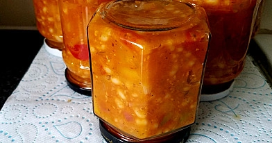 Saldžiarūgštė pomidorų mišrainė su paprika, cukinija ir pupelėmis žiemai