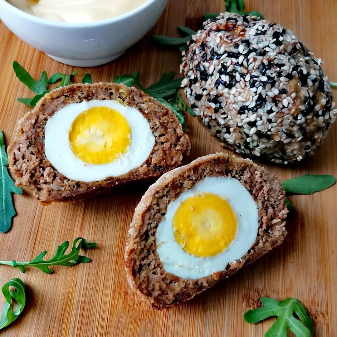 Keto škotiški kiaušiniai su malta mėsa