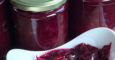 Močiutės burokėlių mišrainė žiemai su paprikomis ir pomidorų padažu