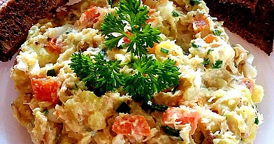 Naminės salotos su bulvėmis, morkomis, kiaušiniais, raugintais agurkais ir žirneliais