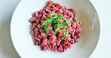 Rožinė mišrainė su bulvėmis, marinuotais burokėliais, morkomis ir žirneliais