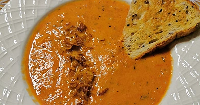 Tobula trinta konservuotų pomidorų sriuba