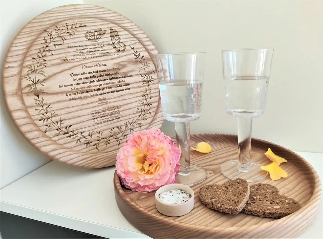 Jaunųjų sutikimas su duona ir druska – prasminga lietuviška vestuvių tradicija ir kaip ją įamžinti