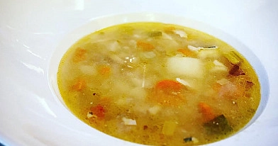 Kvapni miežinių kruopų sriuba su bulvėmis ir morkomis, vištienos sultinyje