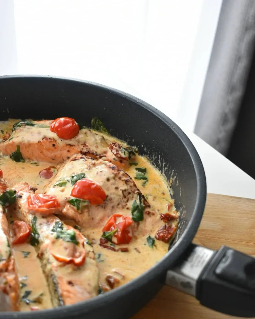 Toskanietiška lašiša grietinėlės padaže su saulėje džiovintais pomidorais