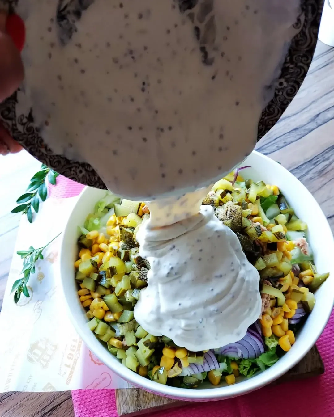 Pekino kopūstų salotos su tunu, avokadu ir kukurūzais