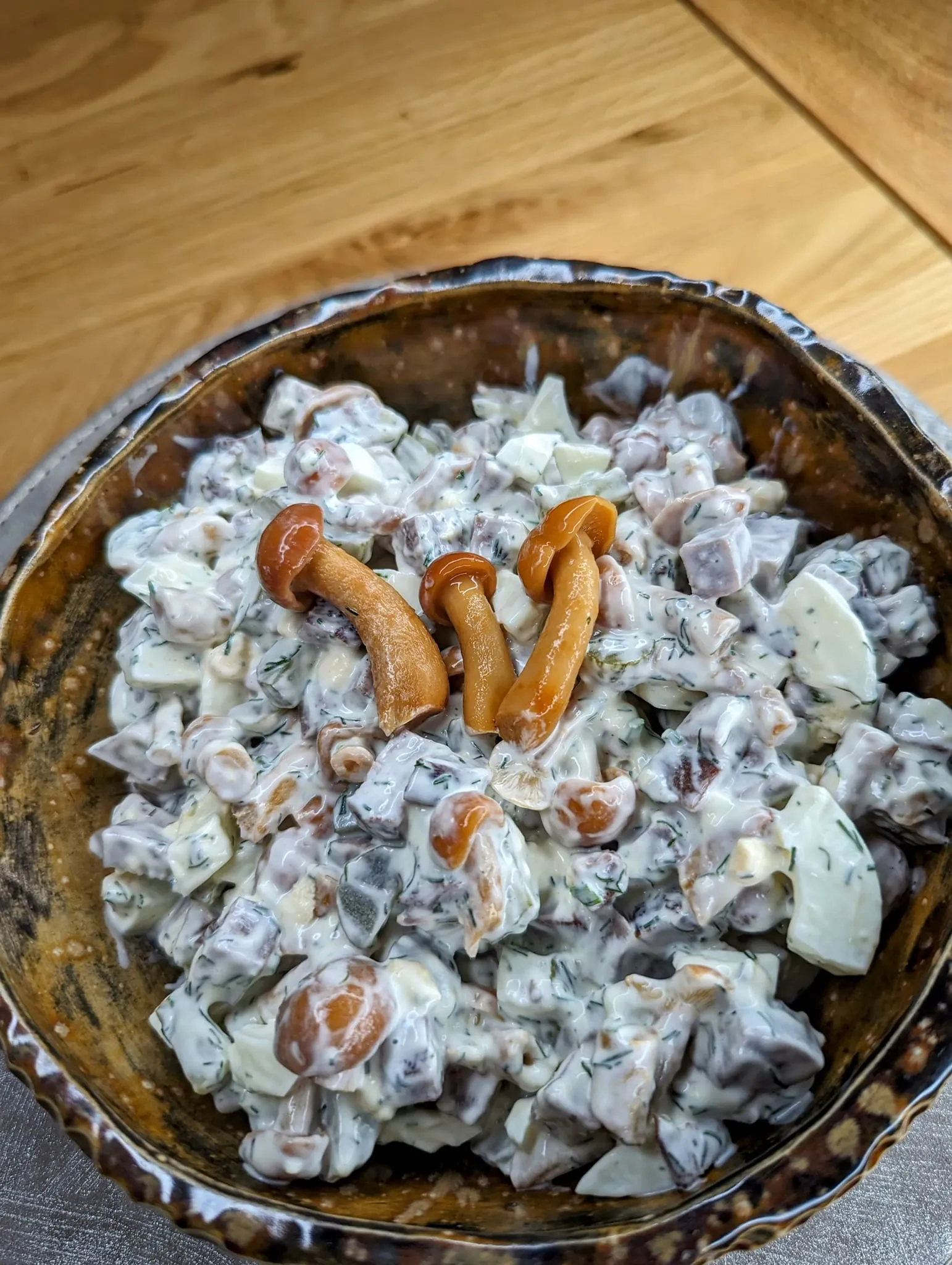 Rūkyto liežuvio salotos su marinuotais grybais, kiaušiniais ir agurkėliais 🥗