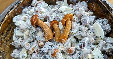 Rūkyto liežuvio salotos su marinuotais grybais, kiaušiniais ir agurkėliais 🥗
