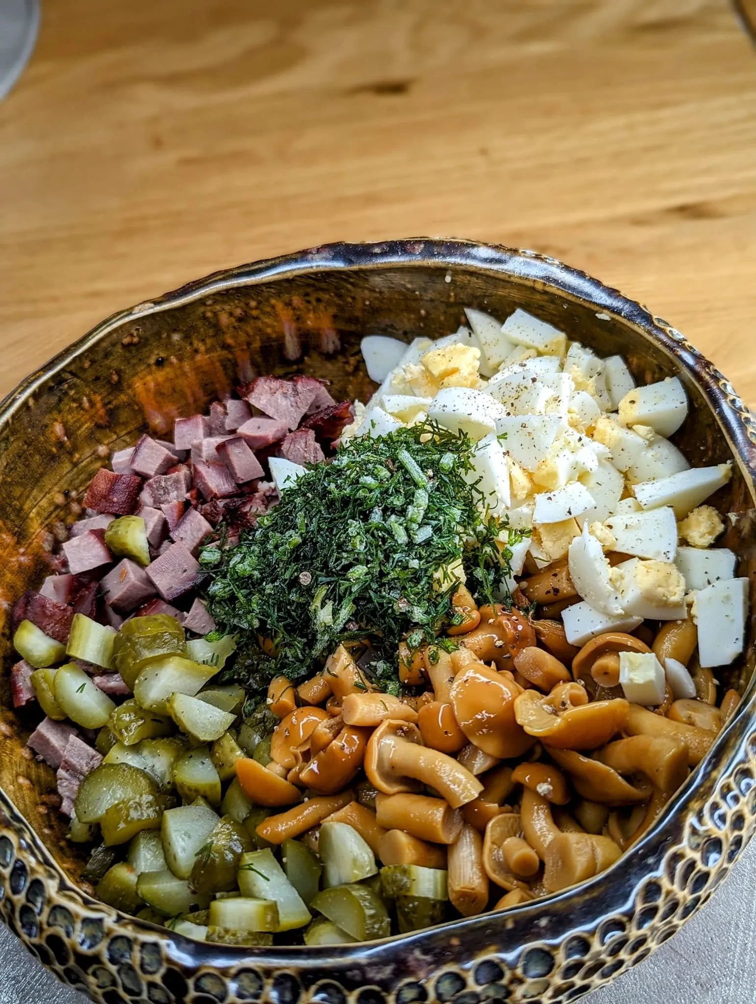 Rūkyto liežuvio salotos su marinuotais grybais, kiaušiniais ir agurkėliais 🥗