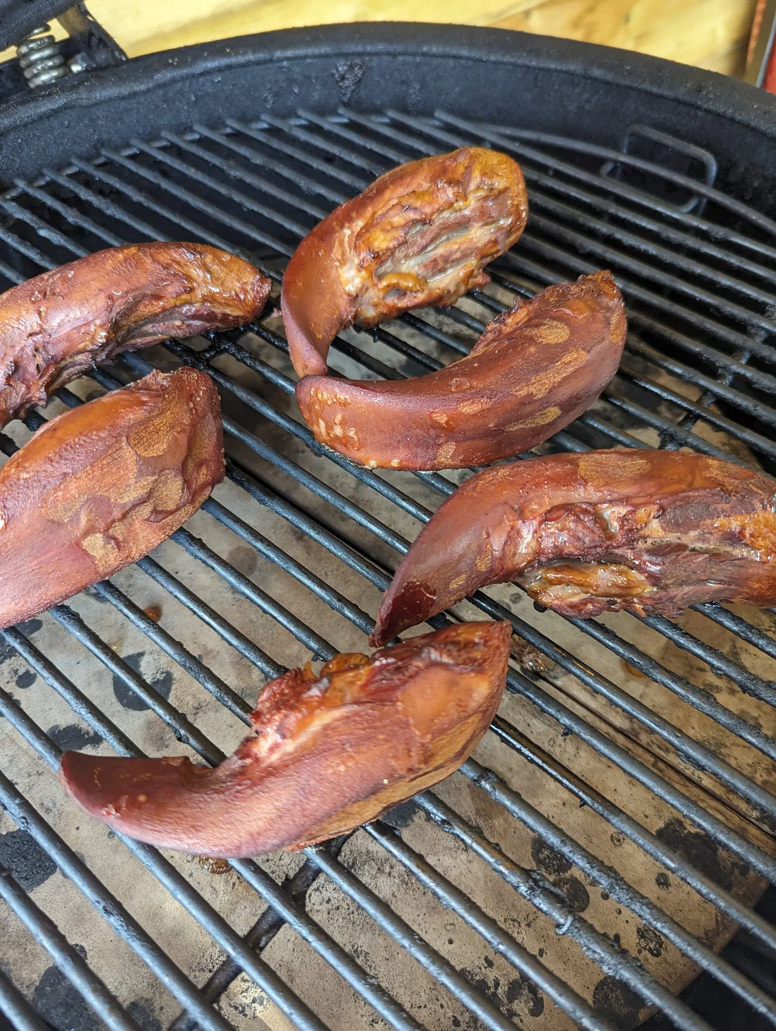 Rūkyto liežuvio salotos su marinuotais grybais, kiaušiniais ir agurkėliais 🥗