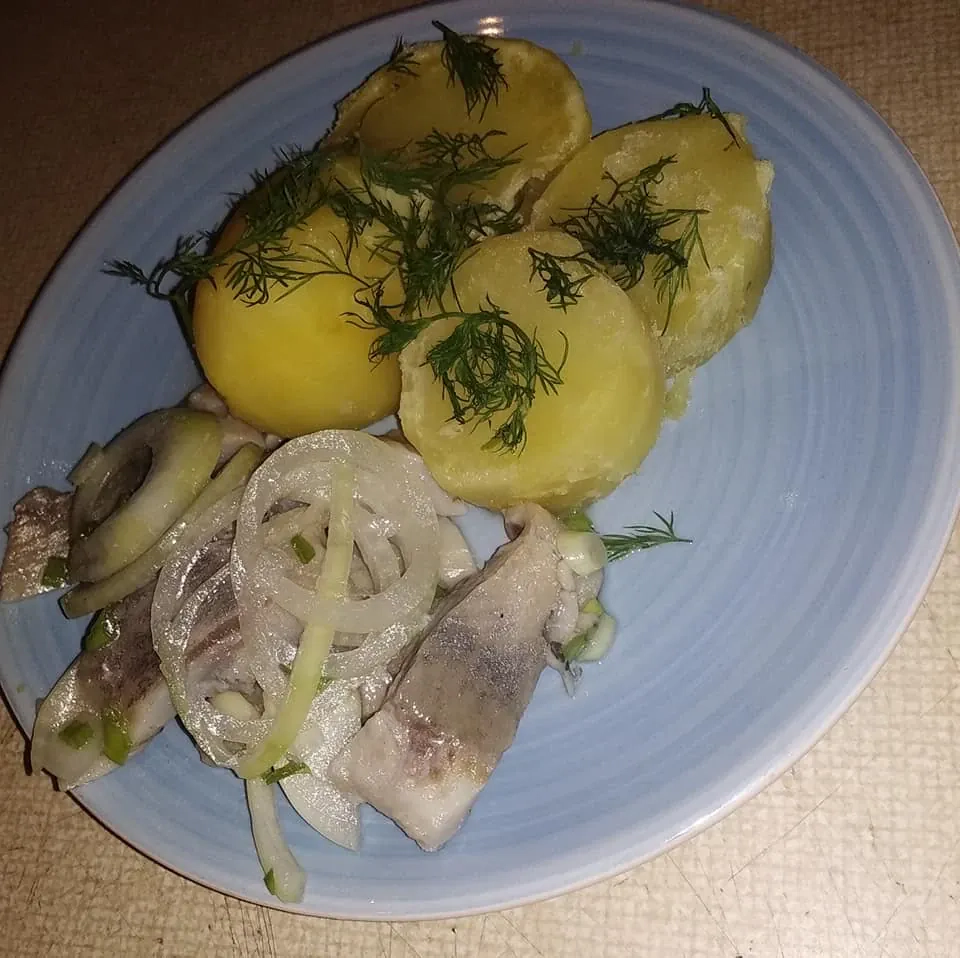 Marinuota silkė su actu ir cukrumi