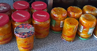 Kopūstų mišrainė žiemai su pomidorais, paprikomis, morkomis ir svogūnais