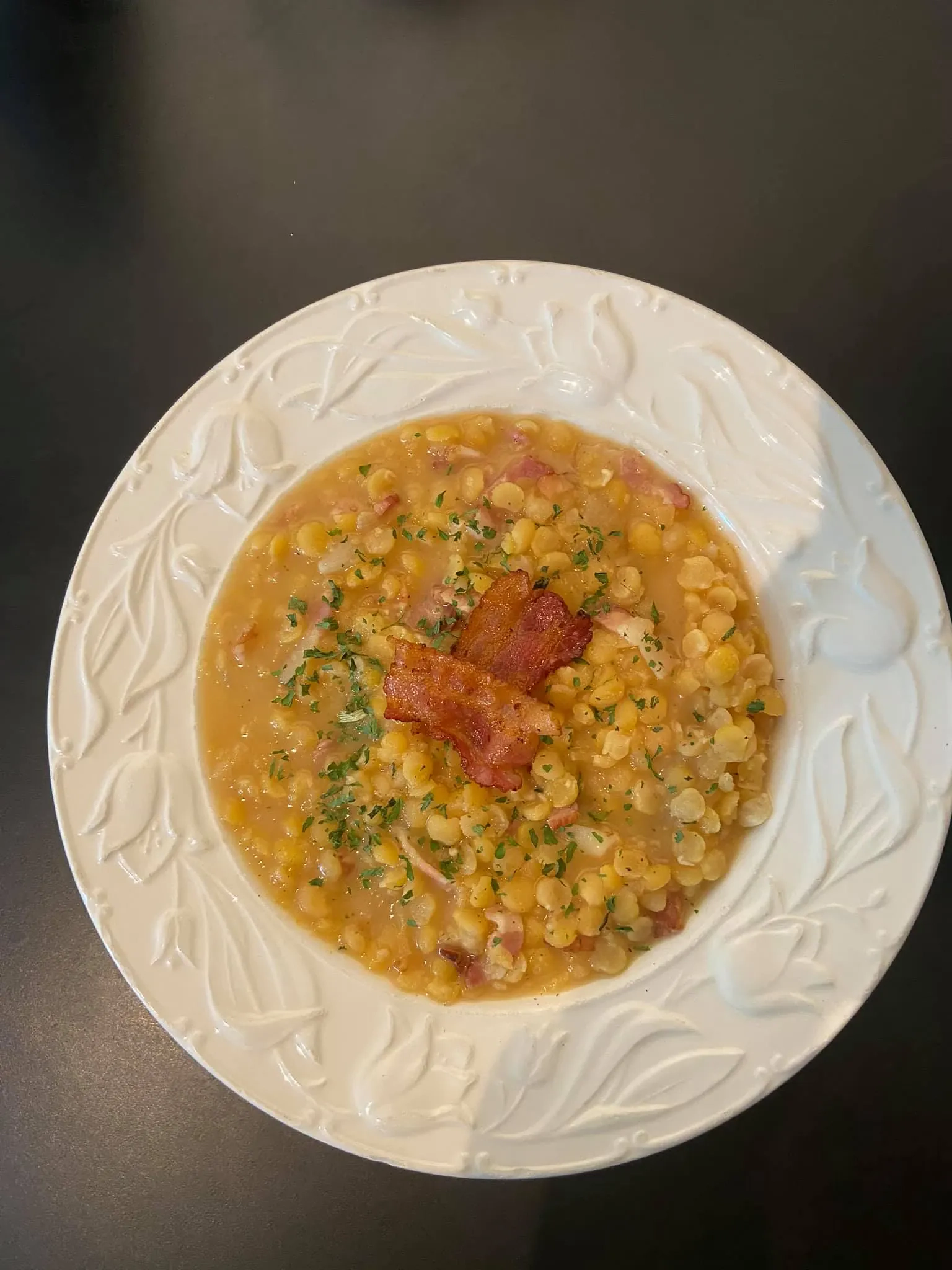 Žirnių košė su rūkyta šonine ir svogūnais 🥓