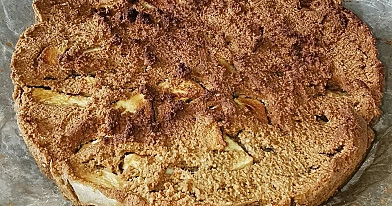 Migdolų miltų pyragas su obuoliais ir varške