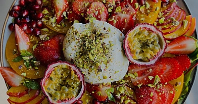 Vaisių salotos su burrata sūriu ir pistacijomis