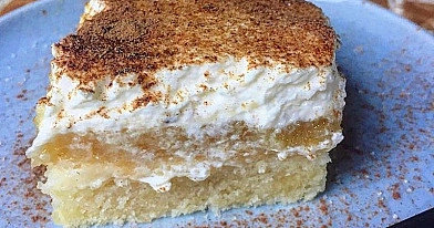 Schneller Blechkuchen mit Schmand und Apfelmus