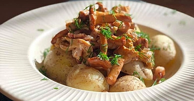Mini virtos bulvės, su voveraičių, šalto rūkymo šoninės, šalotinių svogūnų ir grietinėlės padažu