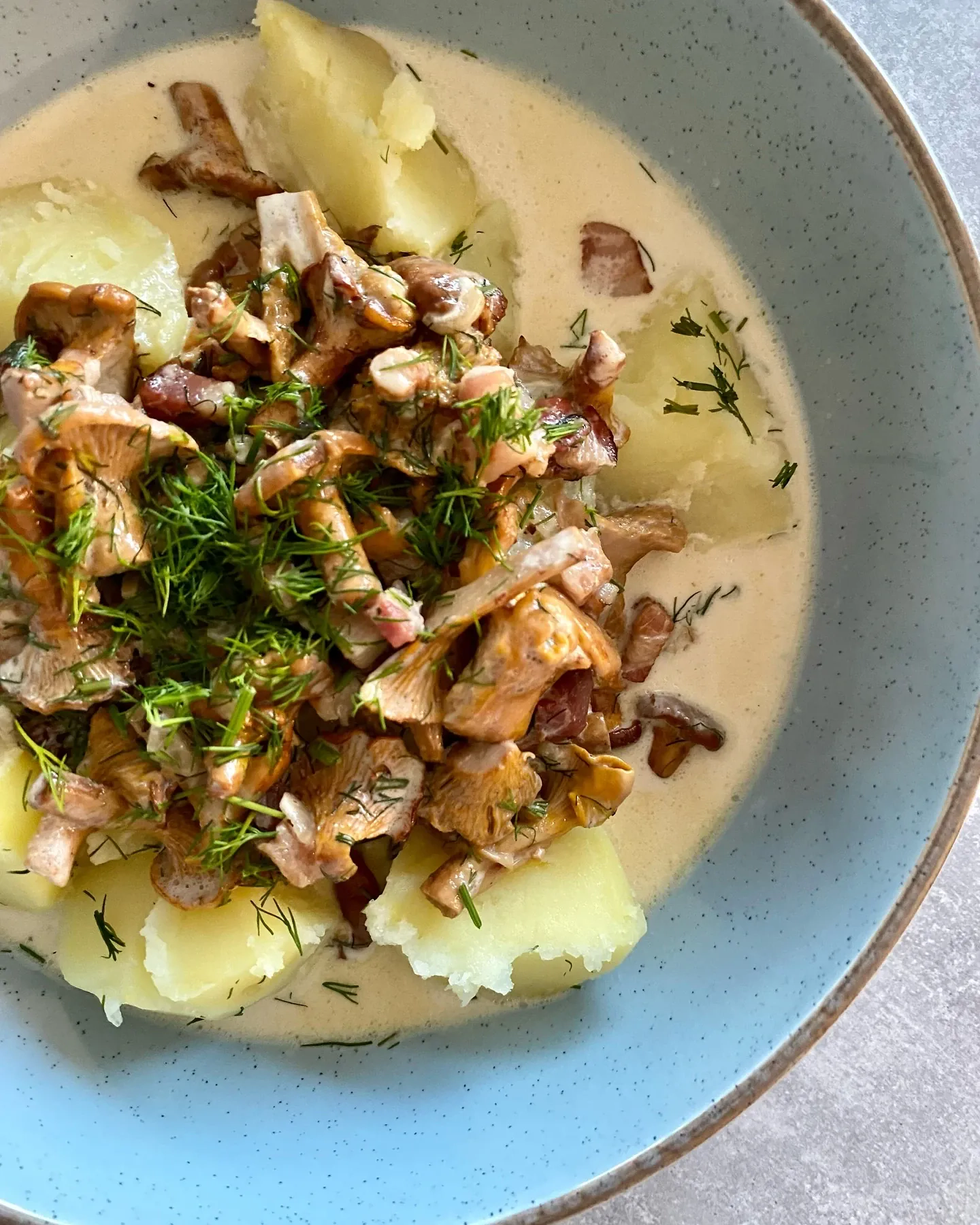 Keptos voveraitės su grietinėle ir rūkyta šonine