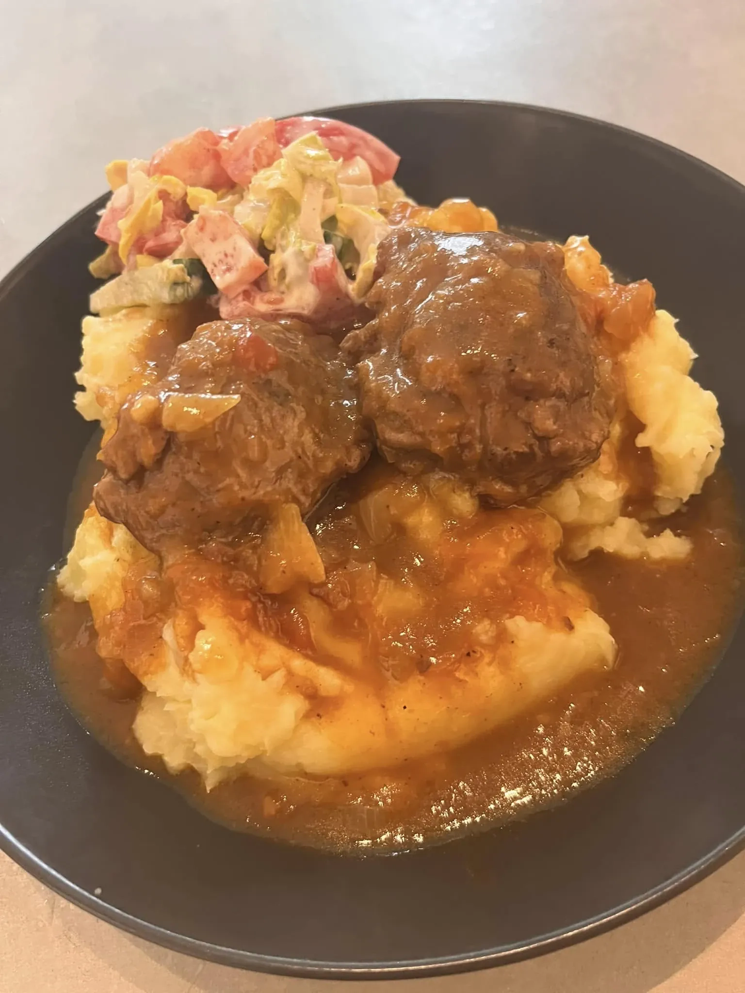 Kiaulienos žandai troškinti obuolių sultyse