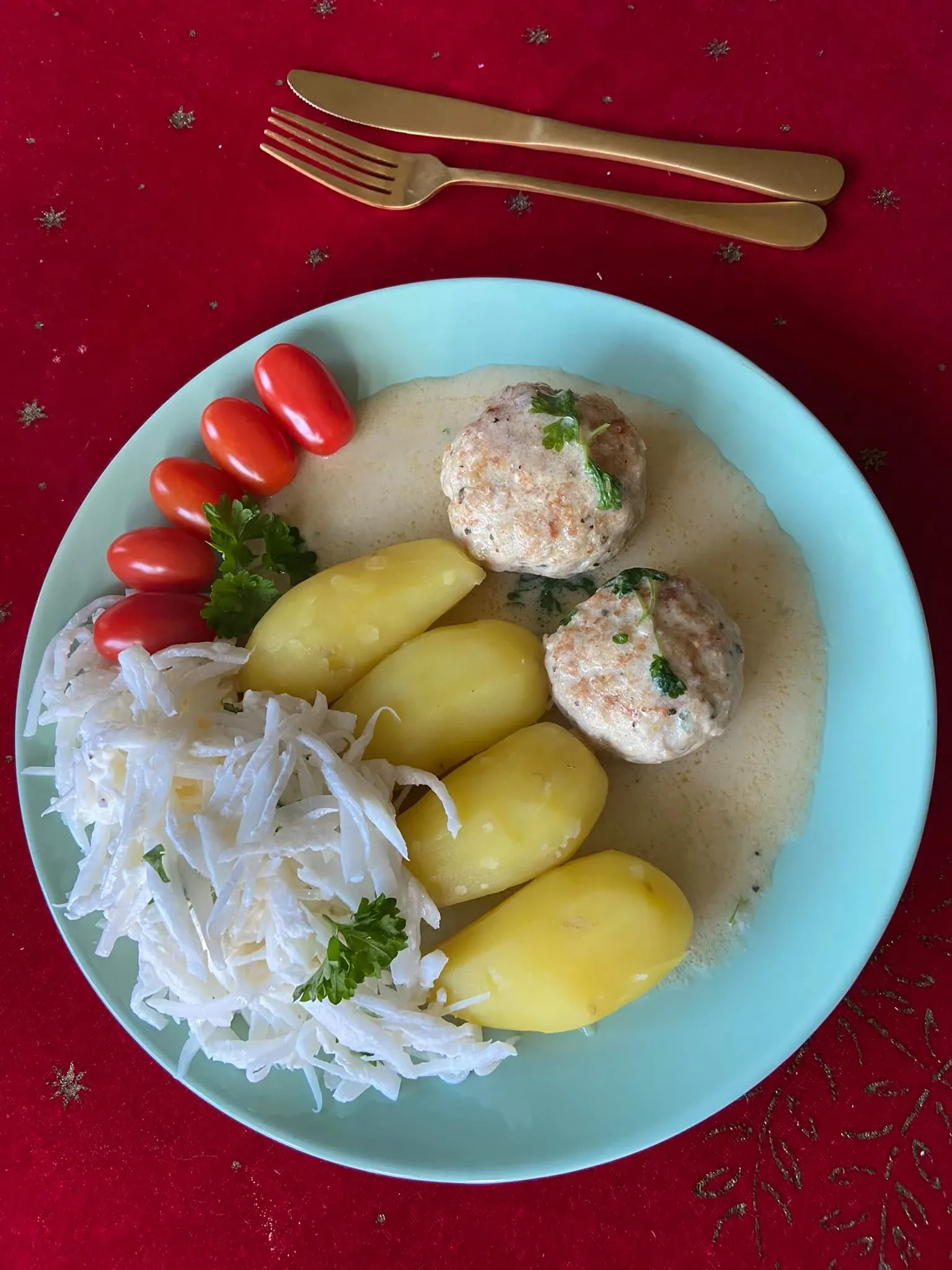 Paprastos baltųjų ridikų salotos su grietine
