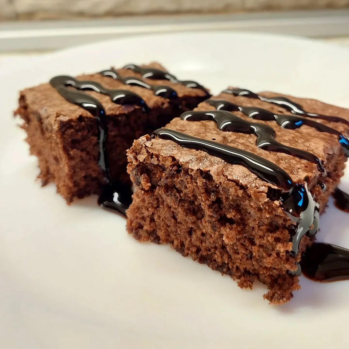 Šokoladainis (Brownie) su pienišku šokoladu ir riešutais