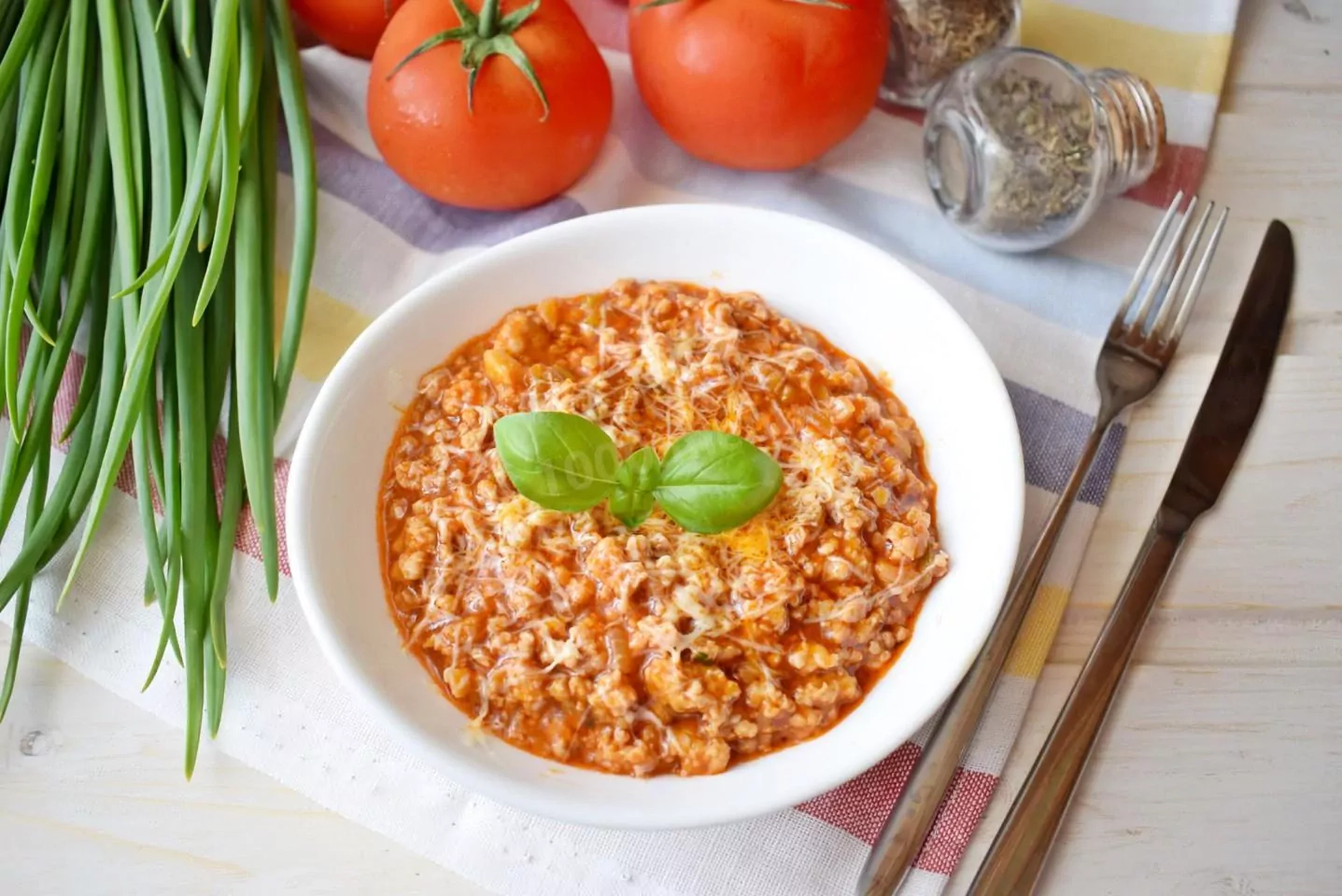 Klasyczny włoski sos bolognese z mięsem mielonym