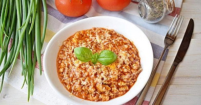 Klasyczny włoski sos bolognese z mięsem mielonym