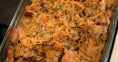 Raugintų kopūstų troškinys su kiauliena ir džiovintais baravykais (keptas orkaitėje)