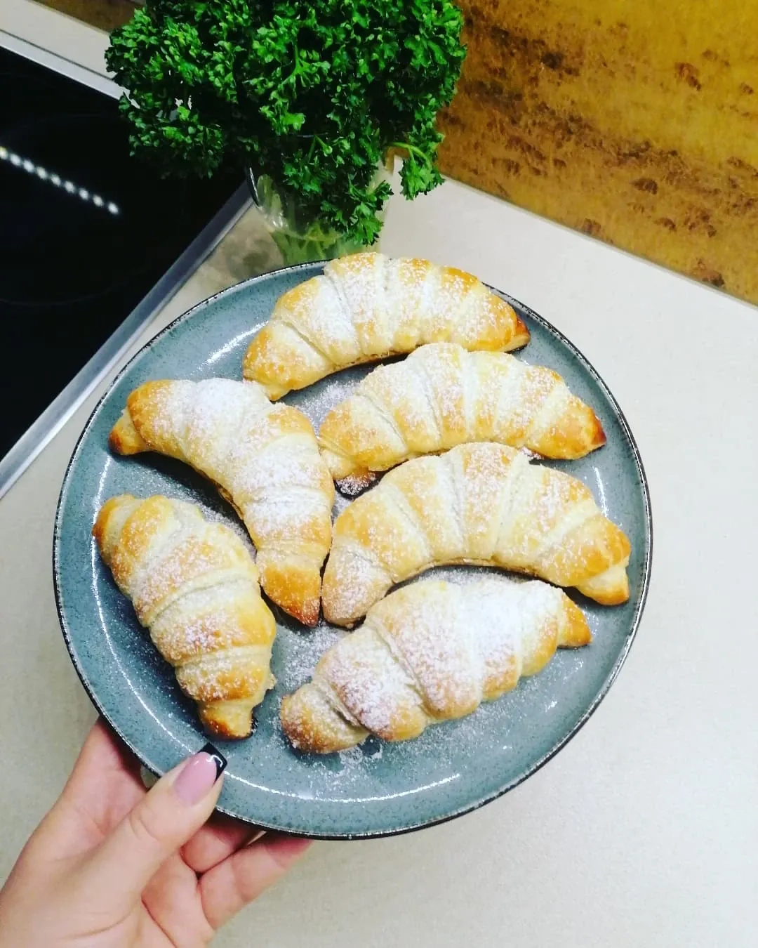 Sluoksniuotos bemielės tešlos sausainiai Raguoliai su Nutella