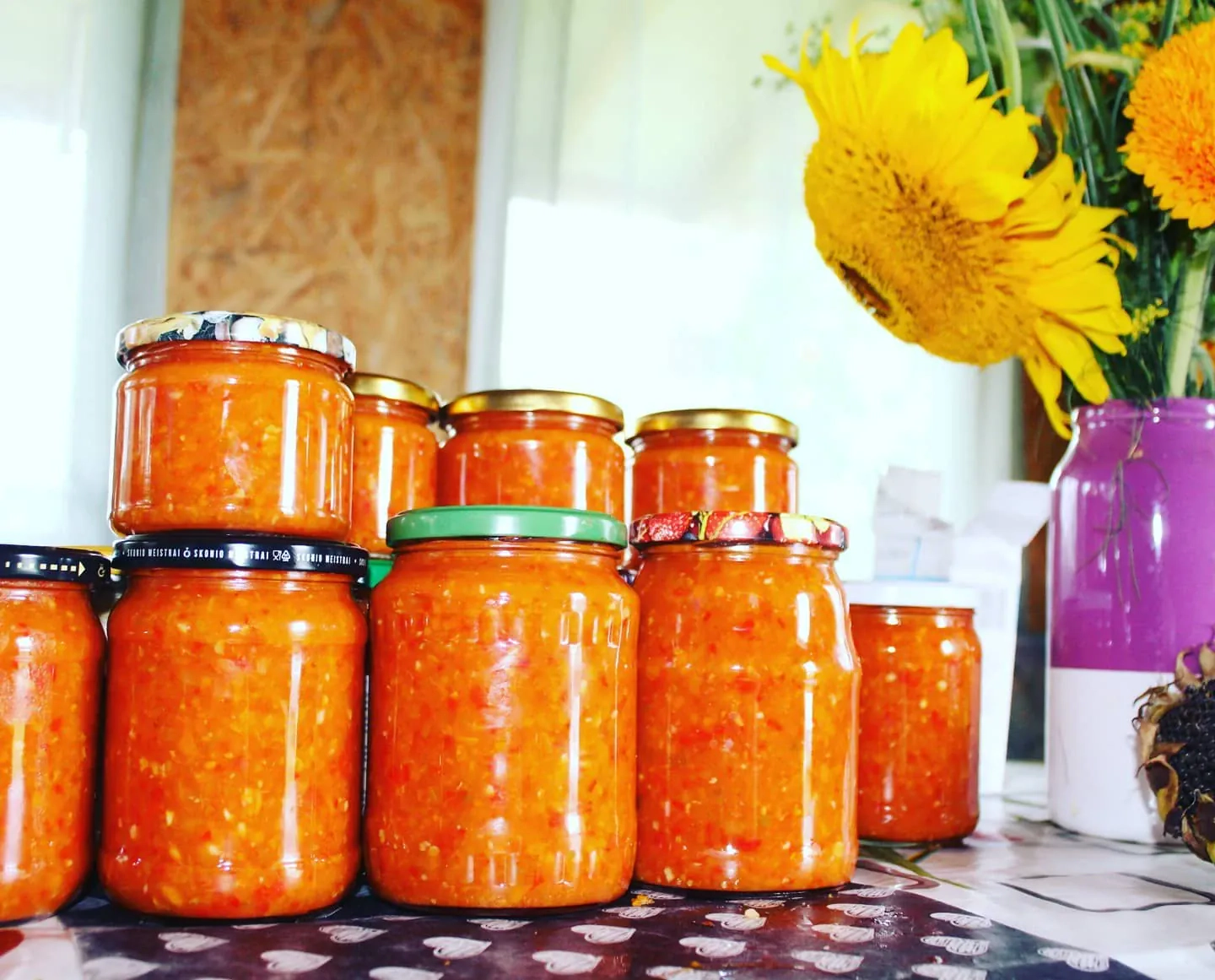 Aštrus daržovių padažas "Adžika" su paprikomis, čili pipirais ir morkomis žiemai