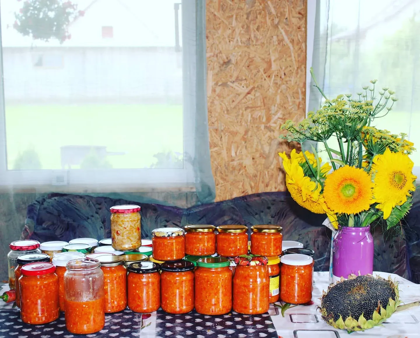 Aštrus daržovių padažas "Adžika" su paprikomis, čili pipirais ir morkomis žiemai