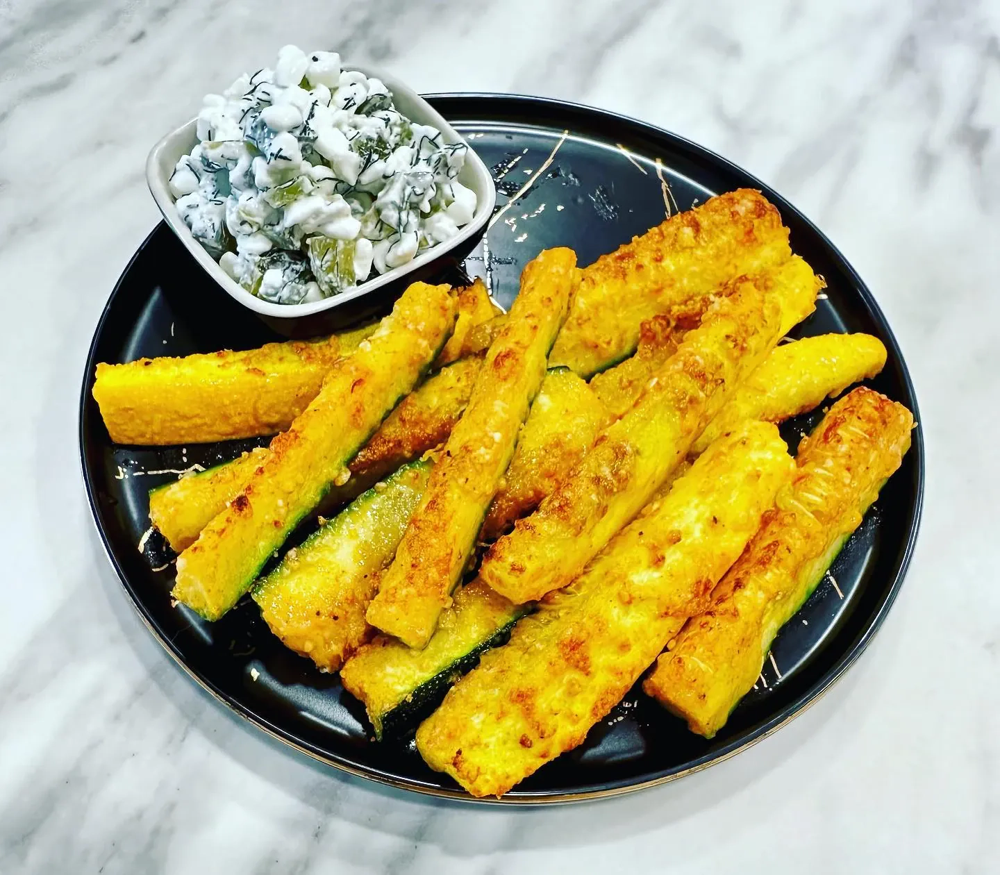 Traškios cukinijų lazdelės karšto oro gruzdintuvėje su grūdėtos varškės padažu 🍽️
