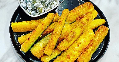 Traškios cukinijų lazdelės karšto oro gruzdintuvėje su grūdėtos varškės padažu 🍽️
