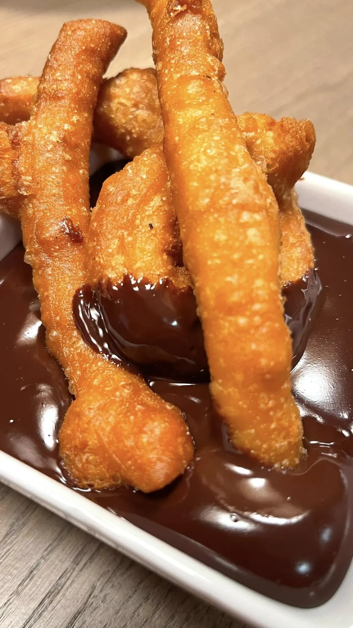 Spurgos "Churros" su šokoladiniu padažu