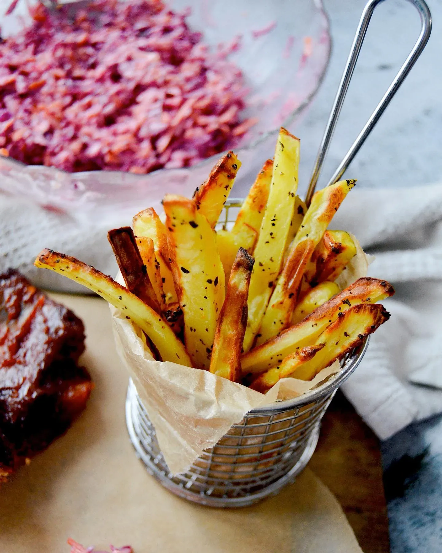 Kiaulienos šonkauliukai, marinuoti pomidorų padaže su česnaku, kepti orkaitėje