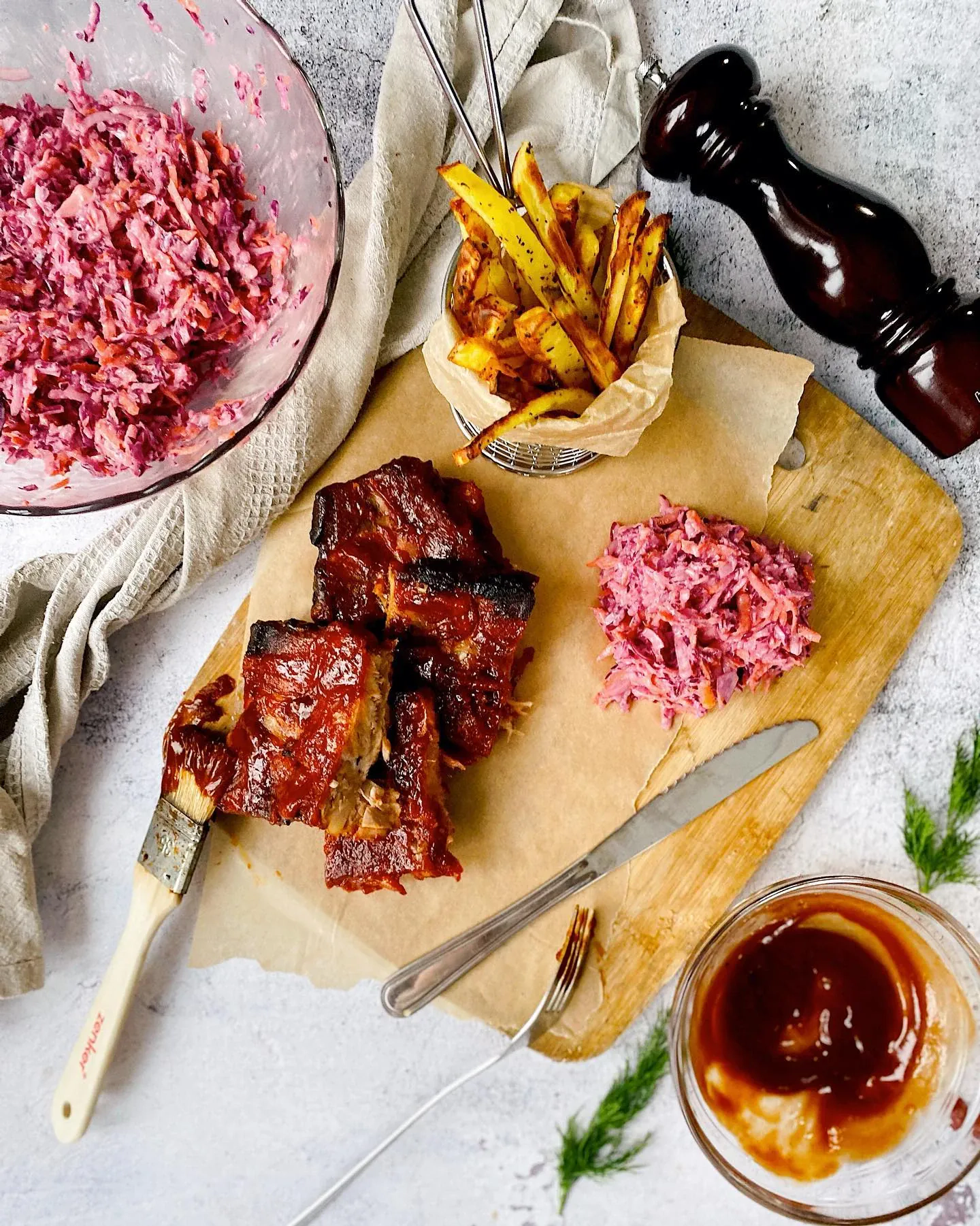 Kiaulienos šonkauliukai, marinuoti pomidorų padaže su česnaku, kepti orkaitėje