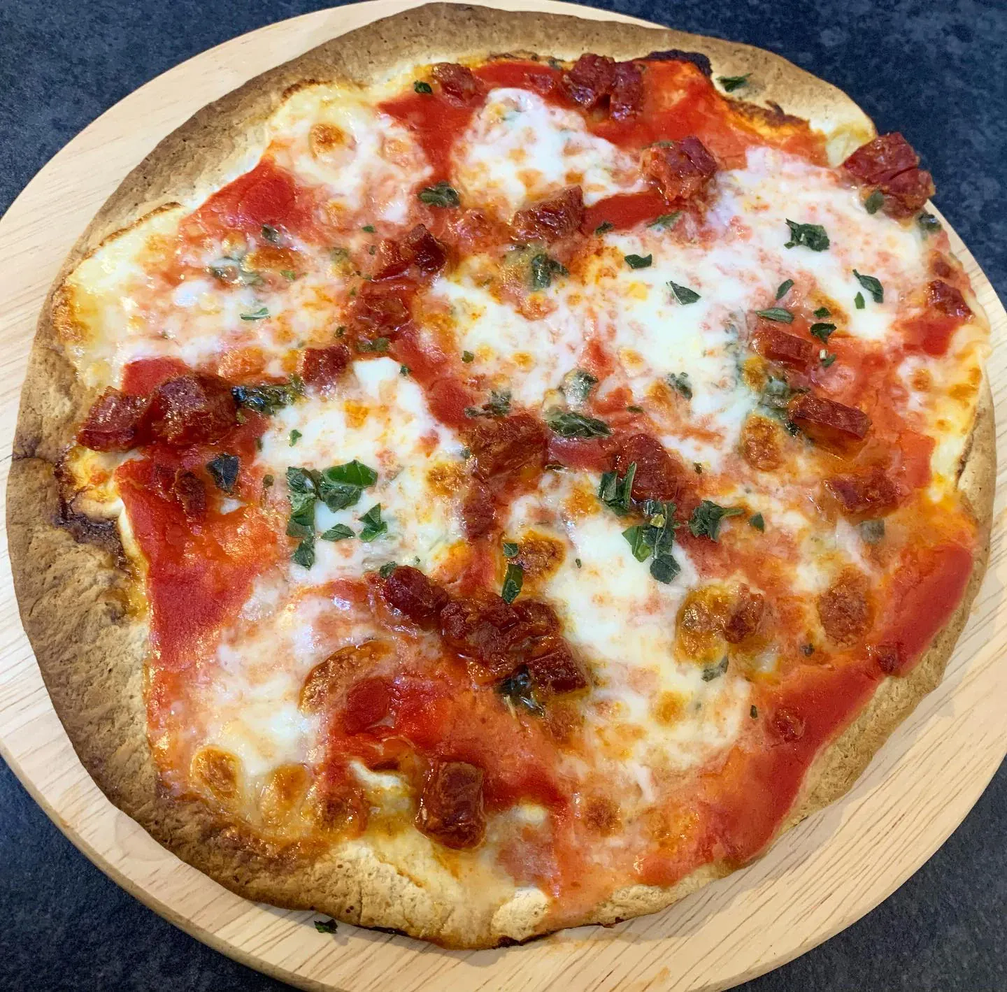 Pizza na tortilli z szynką i serem