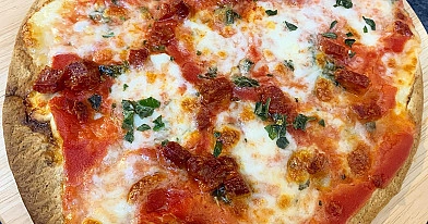 Pizza na tortilli z szynką i serem