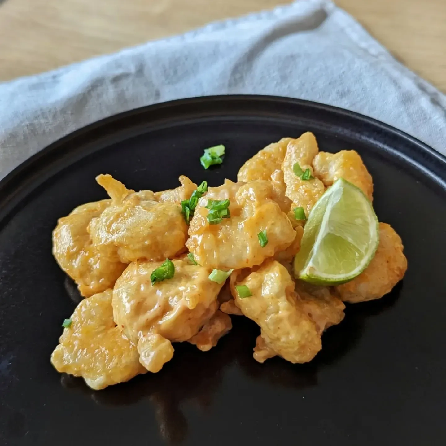 Krevetės tempuroje ir Sriracha padaže